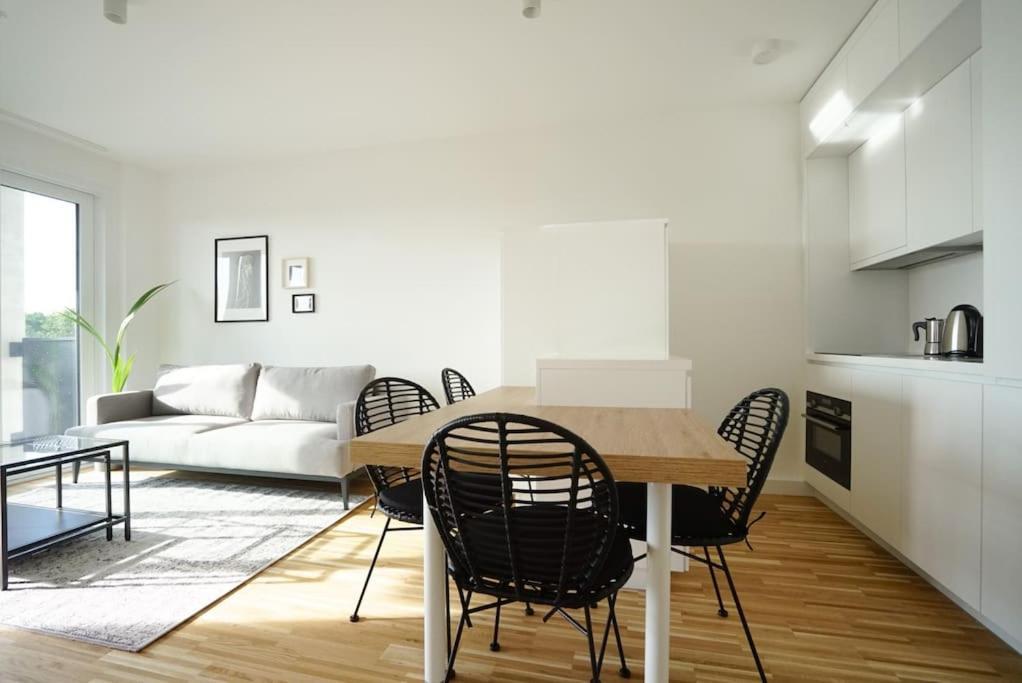 Apartment With Terrace Near Metro Station And Spa Wina Bagian luar foto