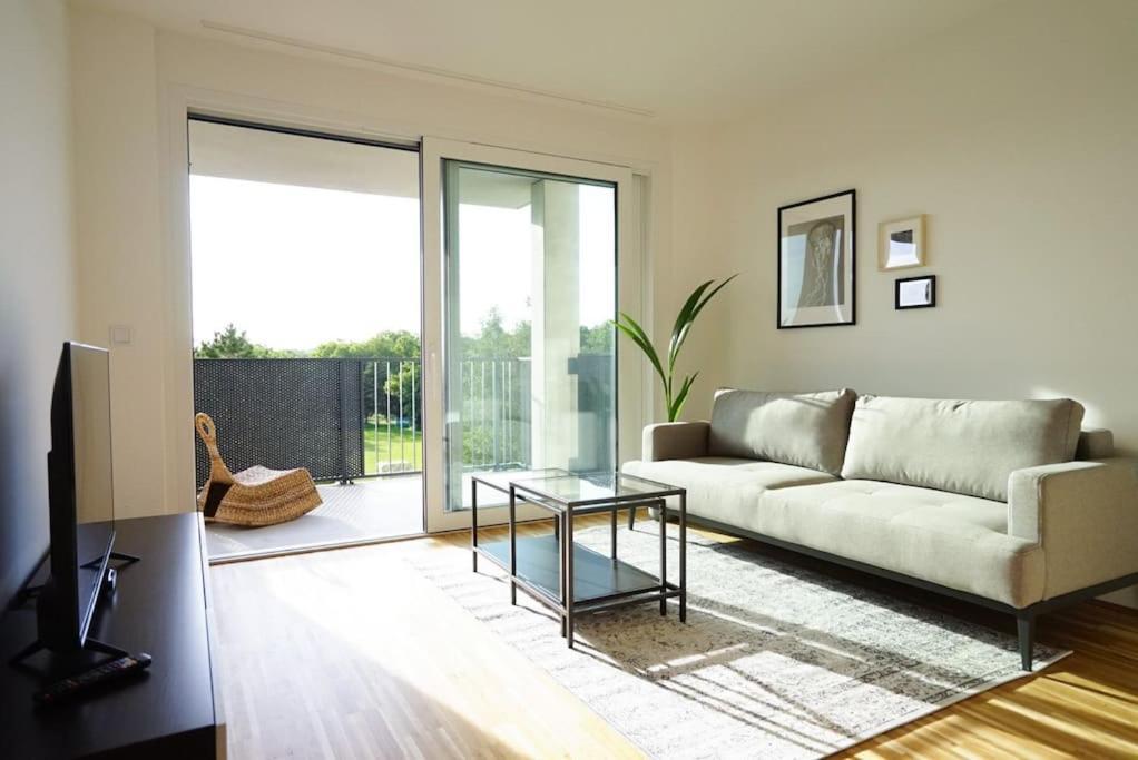 Apartment With Terrace Near Metro Station And Spa Wina Bagian luar foto