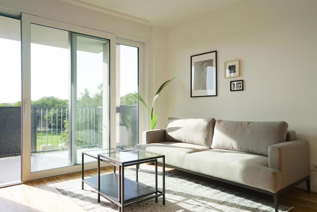 Apartment With Terrace Near Metro Station And Spa Wina Bagian luar foto