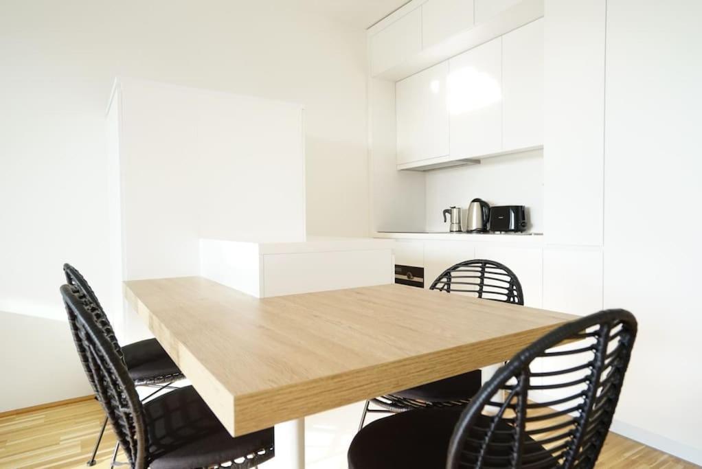 Apartment With Terrace Near Metro Station And Spa Wina Bagian luar foto