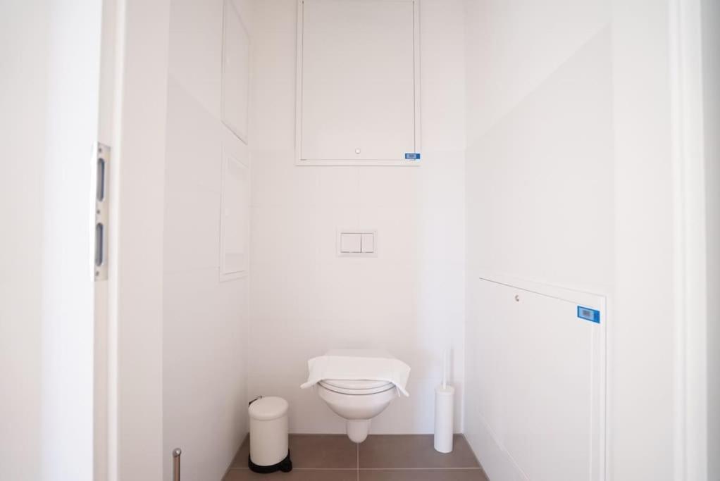 Apartment With Terrace Near Metro Station And Spa Wina Bagian luar foto